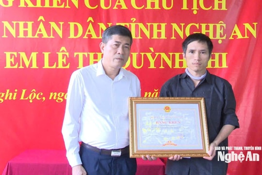Truy tặng Bằng khen của Chủ tịch UBND tỉnh Nghệ An cho em Lê Thị Quỳnh Chi đã có hành động dũng cảm cứu người đuối nước