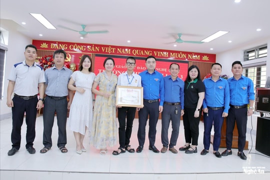 Truy tặng, trao tặng Huy hiệu "Tuổi trẻ dũng cảm" cho 2 bạn trẻ Nghệ An cứu người bị đuối nước
