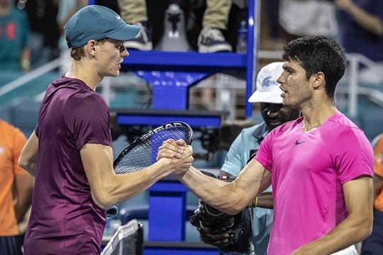 Andy Murray hiến kế giúp Alcaraz hạ Sinner và loạt kỷ lục đấu giá thể thao thế giới