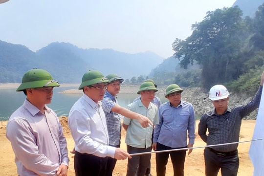Phó Chủ tịch UBND tỉnh Nghệ An Phùng Thành Vinh kiểm tra các dự án ở vùng cao, biên giới