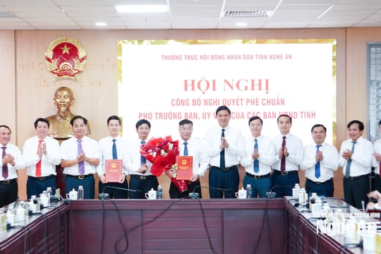 Thường trực HĐND tỉnh Nghệ An công bố các nghị quyết phê chuẩn công tác cán bộ