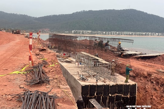 Cận cảnh thi công tường chắn sóng ven biển trị giá 370 tỷ đồng nối Bãi Lữ với Quốc lộ 7C