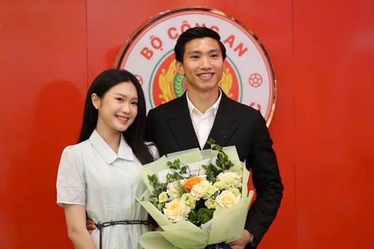Đoàn Văn Hậu gia hạn hợp đồng 3 năm với CAHN, xuất hiện cùng Doãn Hải My