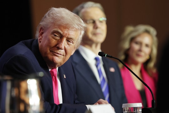 "Cảm ơn" Iran mở cửa eo biển Hormuz, Tổng thống Trump kiên quyết không dỡ bỏ phong tỏa