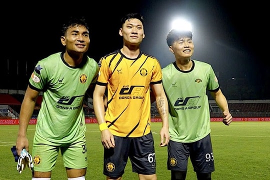 Thủ môn CLB Thanh Hóa mong muốn có cơ hội được chơi ở vị trí tiền đạo; Barcelona áp sát ngai vàng Real Madrid