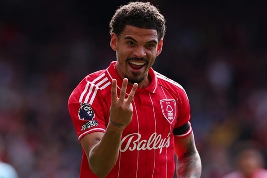 Morgan Gibbs-White lập hat-trick: Forest hồi sinh, Tottenham lún sâu vào khủng hoảng