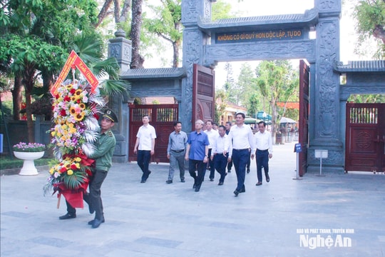 Đồng chí Trần Quốc Vượng dâng hoa, dâng hương tại Khu Di tích Quốc gia đặc biệt Kim Liên