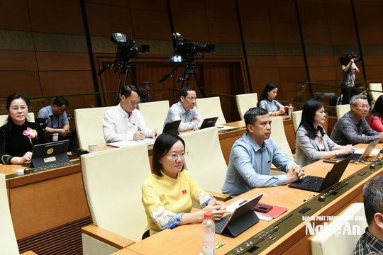 Đại biểu Quốc hội đề xuất tăng lương, hỗ trợ tài chính khi sinh con và thay đổi cách đánh giá học sinh