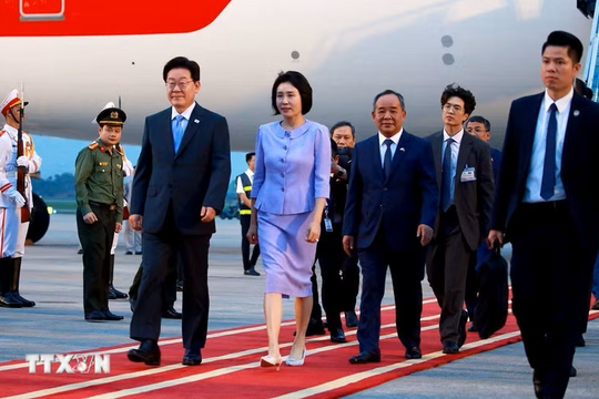 Tổng thống Hàn Quốc Lee Jae Myung và Phu nhân đến Hà Nội, bắt đầu thăm cấp Nhà nước tới Việt Nam