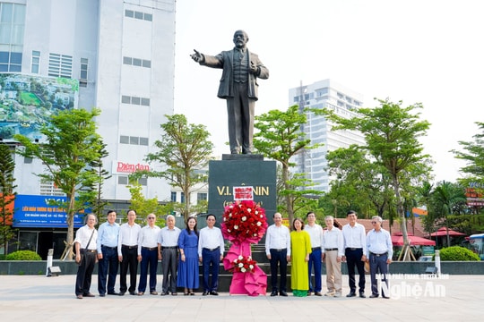 Hội Hữu nghị Việt - Nga tỉnh Nghệ An dâng hoa kỷ niệm 156 năm Ngày sinh V.I.Lênin