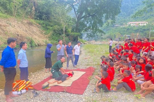 Bộ đội Biên phòng Nghệ An đưa kỹ năng chống đuối nước đến học sinh vùng biên