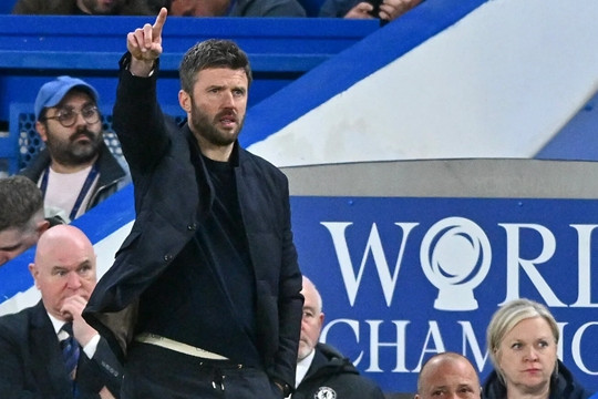 Manchester United chạm tay vào vé Champions League sau trận thua của Chelsea