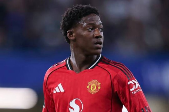 Manchester United suýt mất Kobbie Mainoo dưới thời Amorim trước khi Carrick hồi sinh