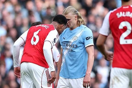Arsenal thoát thẻ đỏ tại Etihad: May mắn hay sự nương tay của trọng tài?