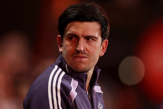 Michael Carrick đối mặt bài toán nhân sự hàng thủ khi Harry Maguire và Leny Yoro tái xuất