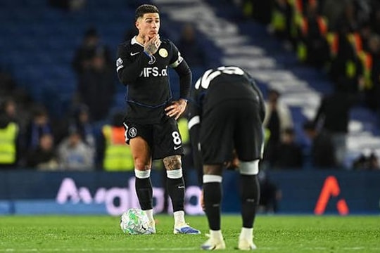 Nội bộ Chelsea rạn nứt: Các cầu thủ công khai quay lưng với Liam Rosenior