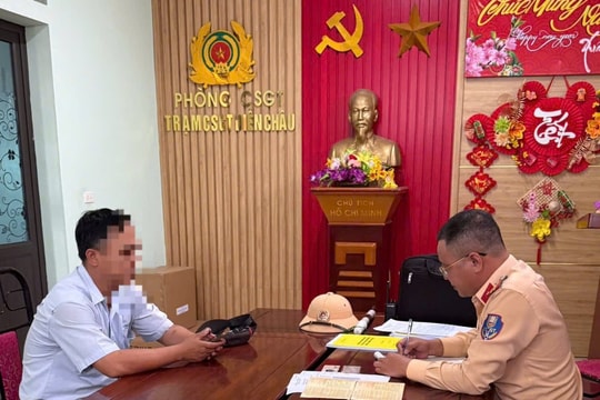 Người đàn ông cố tình vượt đường sắt khi có tín hiệu đèn đỏ