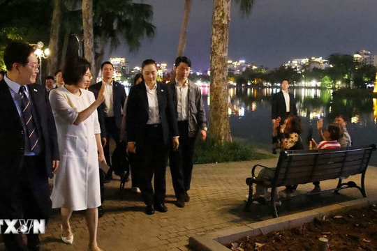 Tổng thống Hàn Quốc và Phu nhân đi dạo quanh hồ Hoàn Kiếm