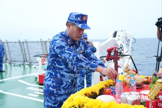 Đoàn công tác Vùng Cảnh sát biển 1 tưởng niệm các liệt sĩ hy sinh và ngư dân tử nạn trên vùng biển Đông Bắc