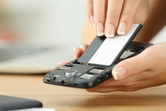Điện thoại pin tháo rời trở lại: Giải mã quy định của EU và thách thức công nghệ năm 2027