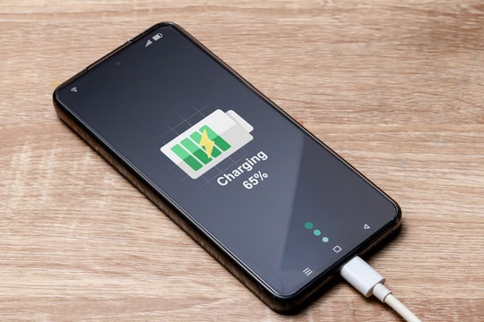 Cách cài đặt chế độ sạc pin hiệu quả trên điện thoại iPhone và Android