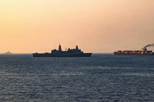 Phong tỏa hải quân ở Hormuz: Mỹ - Iran, ai chùn bước trước?