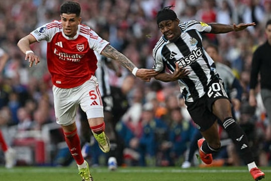 Piero Hincapie: Lá chắn thép giúp Arsenal hạ Newcastle và gây áp lực lên Man City