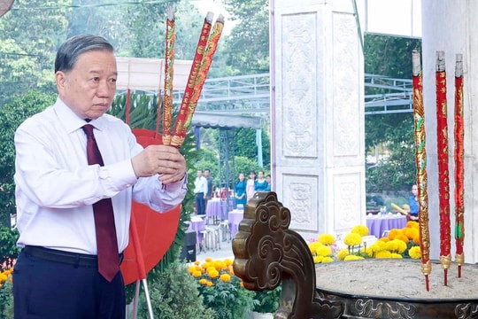 Tổng Bí thư, Chủ tịch nước Tô Lâm dâng hương tưởng niệm các Anh hùng, liệt sĩ tại Tây Ninh