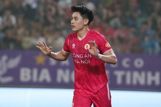 Nguyễn Đình Bắc lập hat-trick giúp Công an Hà Nội tiến sát chức vô địch V-League