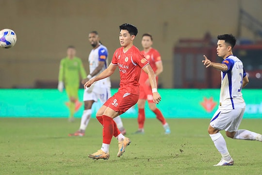 Chân sút nội bùng nổ tại V-League 2025-2026; Thắng kịch tính Brentford, MU leo lên Top 3
