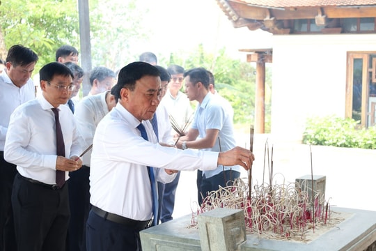 Thường trực Ban Bí thư Trần Cẩm Tú dâng hương tưởng niệm các Anh hùng liệt sĩ tại Điện Biên