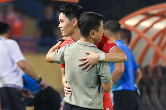 Nguyễn Đình Bắc lập hat-trick và cái ôm tri ân đầy cảm xúc với thầy cũ Văn Sỹ Sơn