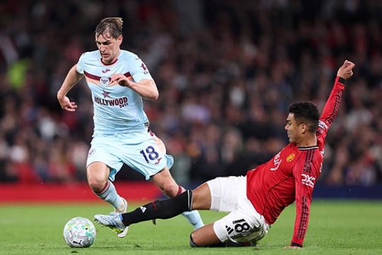 Casemiro tỏa sáng giúp Manchester United hạ Brentford 2-1 tại Old Trafford