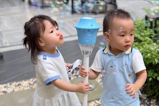 Diễn viên Phương Oanh chia sẻ khoảnh khắc cậu con trai Jimmy chăm sóc em gái song sinh