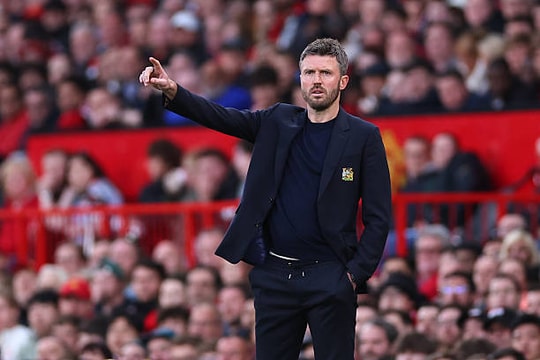 Michael Carrick và nước cờ 5 hậu vệ đưa Manchester United áp sát Champions League