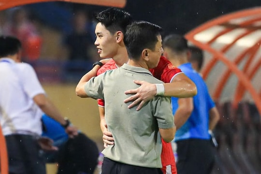 Cái ôm của Đình Bắc với thầy cũ, HLV Văn Sỹ Sơn