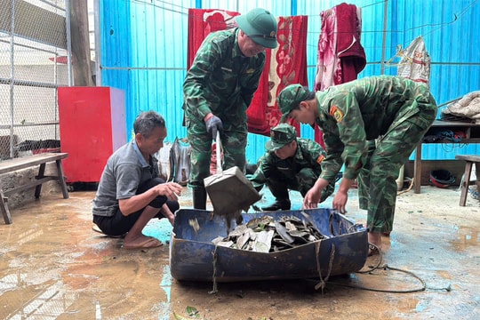 Bộ đội Biên phòng Nghệ An hỗ trợ người dân khắc phục hậu quả giông lốc