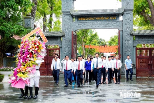 Thường trực Ban Bí thư Trần Cẩm Tú dâng hương tưởng niệm Chủ tịch Hồ Chí Minh
