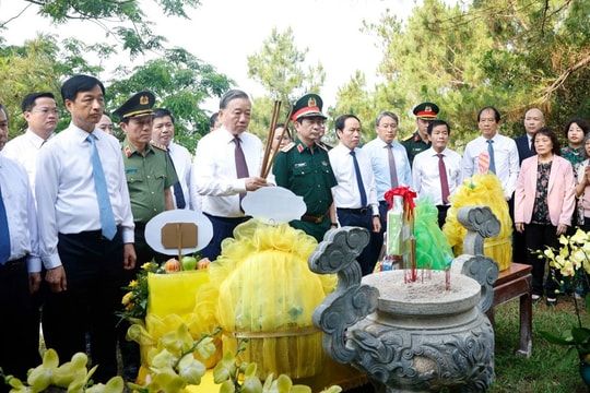 Dâng hương tưởng niệm Đại tướng Võ Nguyên Giáp và các Anh hùng liệt sĩ tại Quảng Trị