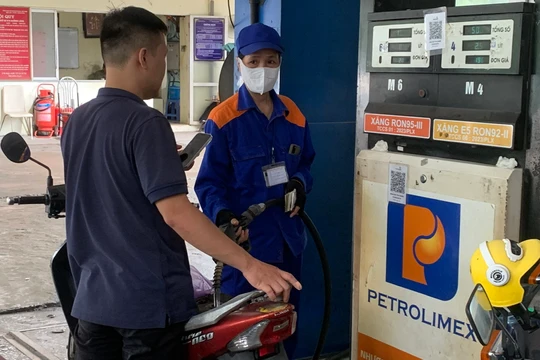 Giá xăng dầu hôm nay 30/4: Bảng giá xăng dầu Petrolimex, PVOIL, Mipec, Thalexim