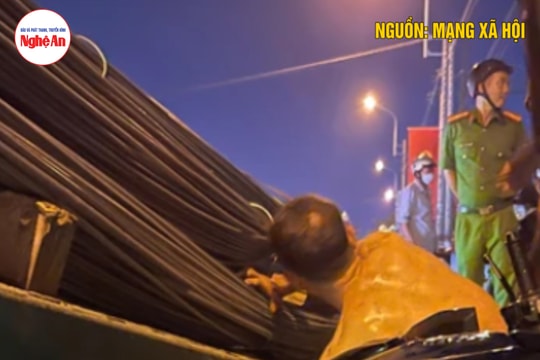 Nam thanh niên thoát chết thần kỳ khi hàng chục tấn thép rơi đè bẹp xe máy