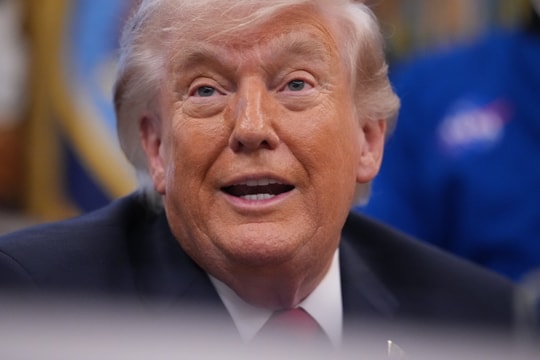Giá dầu phá đỉnh 126 USD/thùng, ông Trump dọa phong tỏa Iran nhiều tháng
