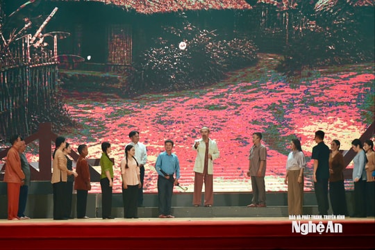 Xúc động Chương trình nghệ thuật ‘Dòng sông vang bóng anh hùng’