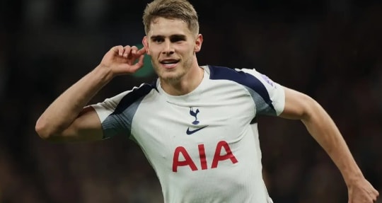 Manchester United nhắm Micky van de Ven cho kịch bản củng cố hàng thủ