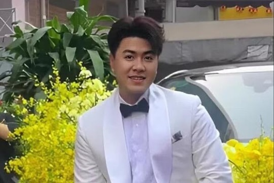 Ca sĩ Akira Phan tổ chức lễ ăn hỏi và công bố kế hoạch kết hôn ở tuổi 41