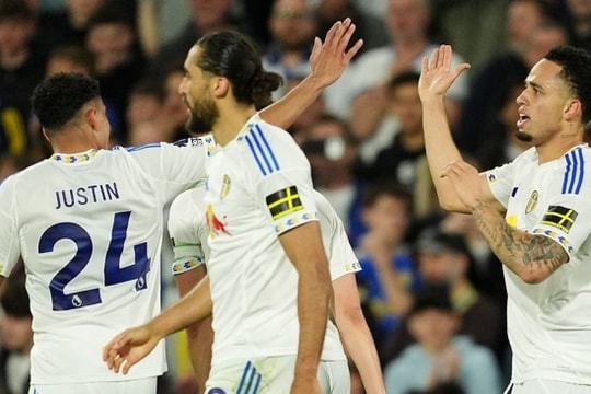 Leeds United đánh bại Burnley 3-1: Cánh cửa trụ hạng Ngoại hạng Anh rộng mở cho thầy trò Daniel Farke