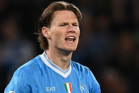Radja Nainggolan gọi Scott McTominay là cầu thủ trung bình bất chấp phong độ đỉnh cao tại Napoli