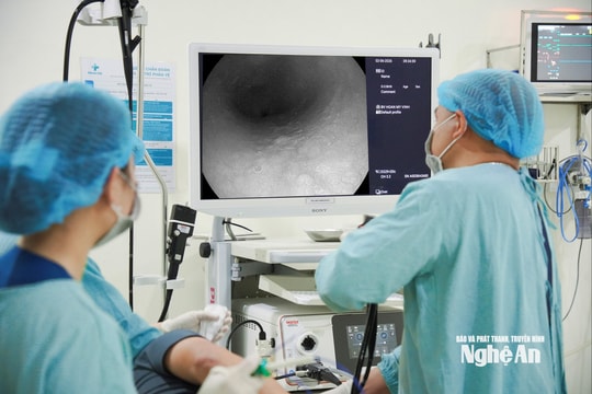 Phát hiện tiền ung thư thực quản ở người bệnh 50 tuổi chỉ qua triệu chứng ợ hơi kéo dài