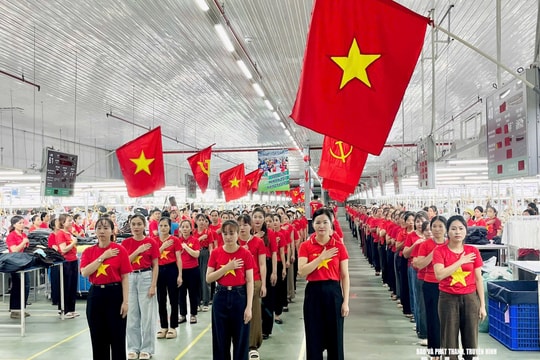 Công nhân Nghệ An đồng loạt chào cờ và hát Quốc ca trong ngày đầu tuần của Tháng Công nhân
