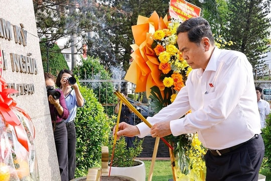 Chủ tịch Quốc hội dâng hương tại Di tích lịch sử-văn hóa quốc gia Dinh quận Hóc Môn